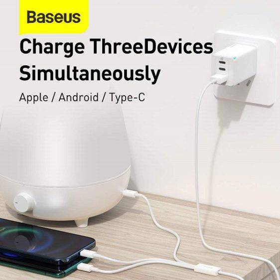 Baseus Superior 3-in-1 cable connected to three different devices simultaneously